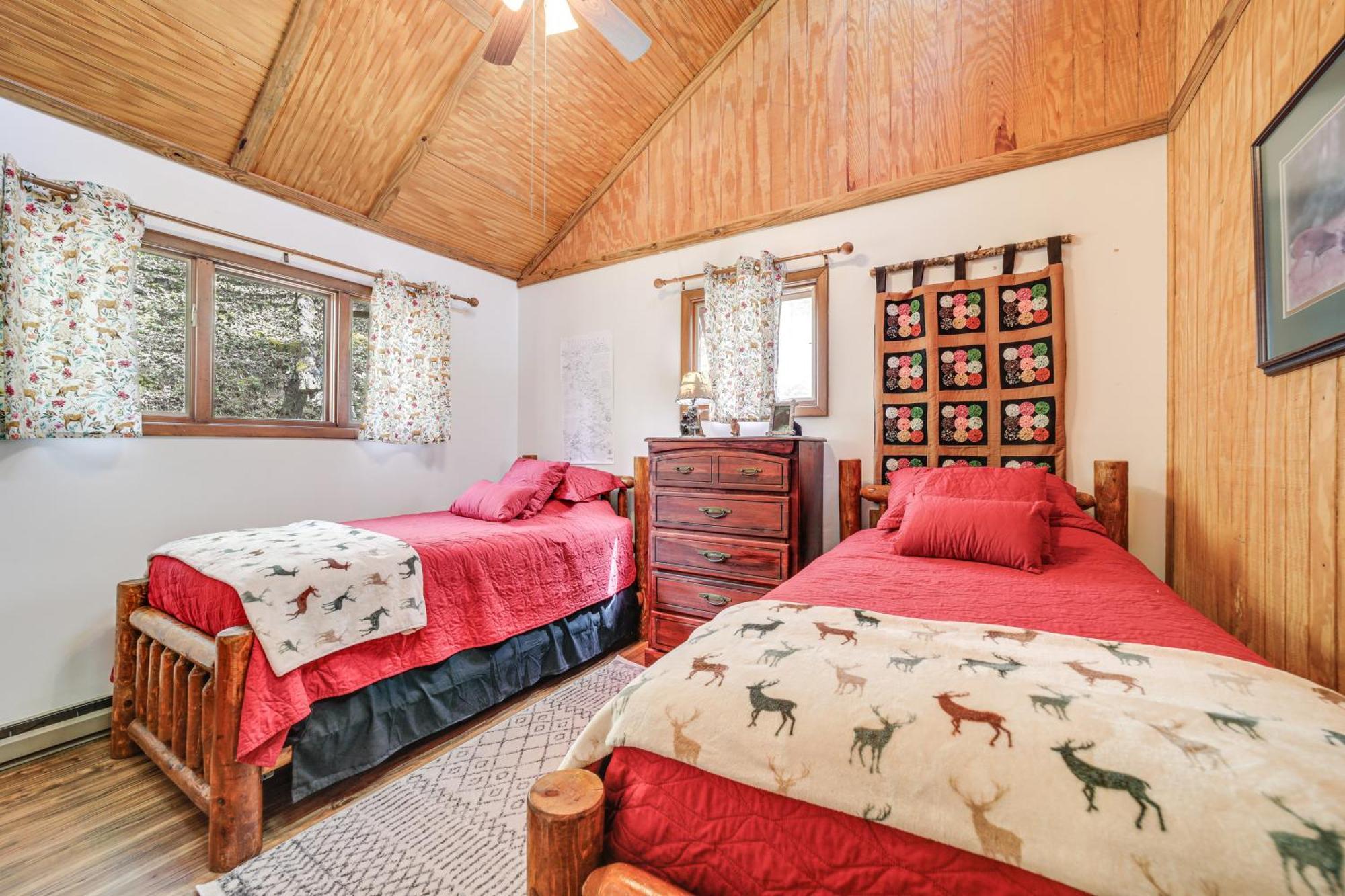Creekside Whittier Cabin With Fire Pit Near Hiking! Luaran gambar